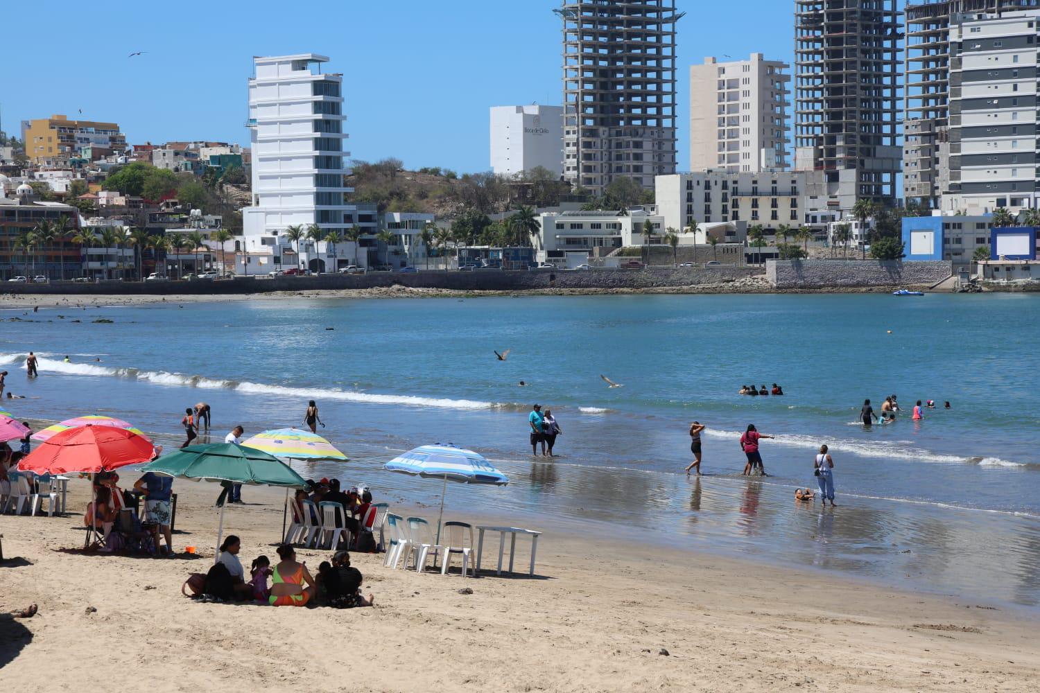 $!Disminuyen quemadores, pero persiste oleaje en playas de Mazatlán; llaman a extremar precauciones