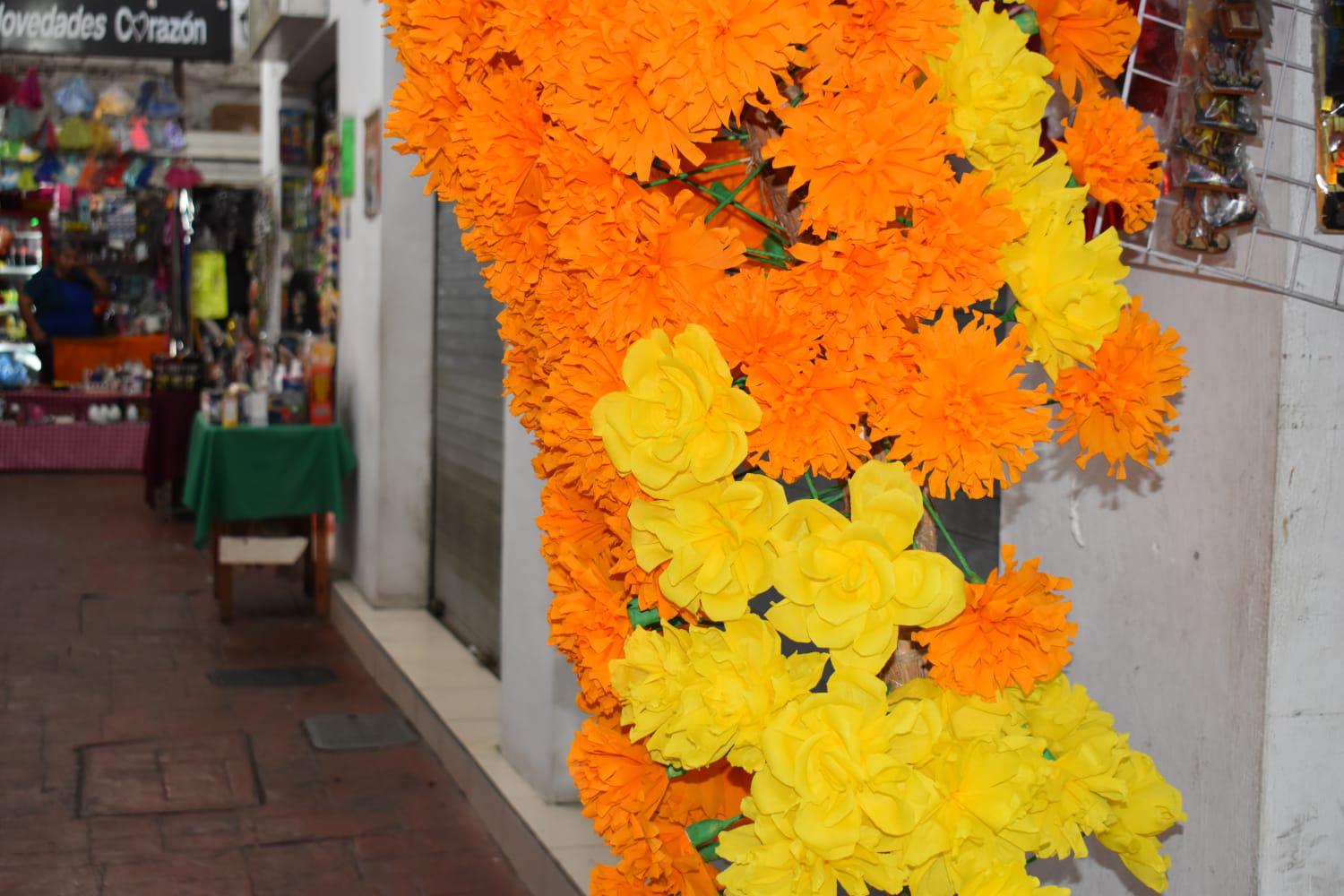 $!Mónica inmortaliza su tradición familiar en arreglos florales que decoran los panteones de Culiacán