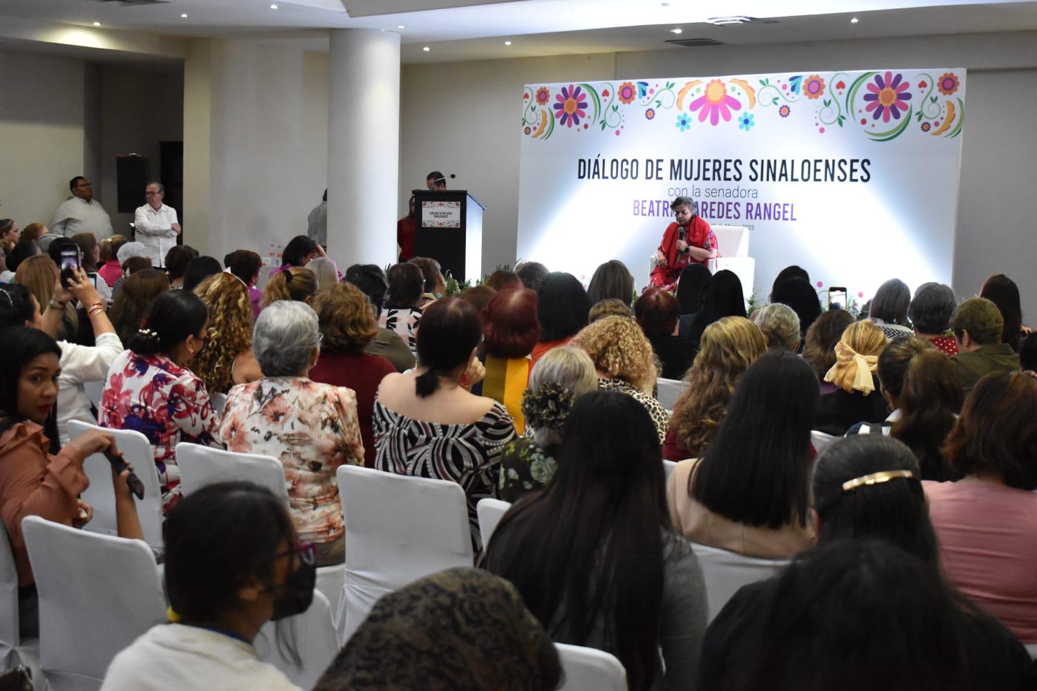 $!Beatriz Paredes da a conocer propuestas en diálogo con mujeres en Culiacán