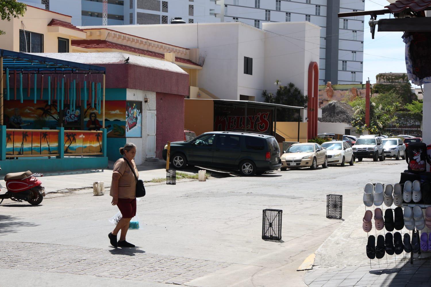 $!Reaparecen objetos para apartar estacionamiento en la Zona Dorada a un día de operativo