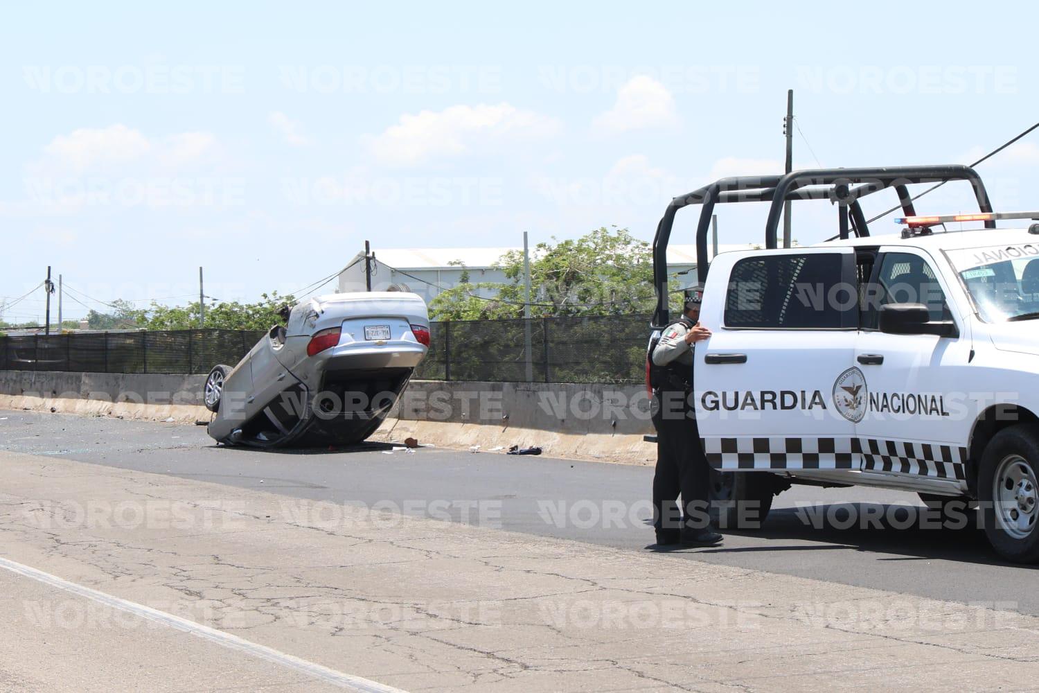 $!Auto vuelca tras chocar contra muro de contención de la carretera Internacional al sur, en Mazatlán