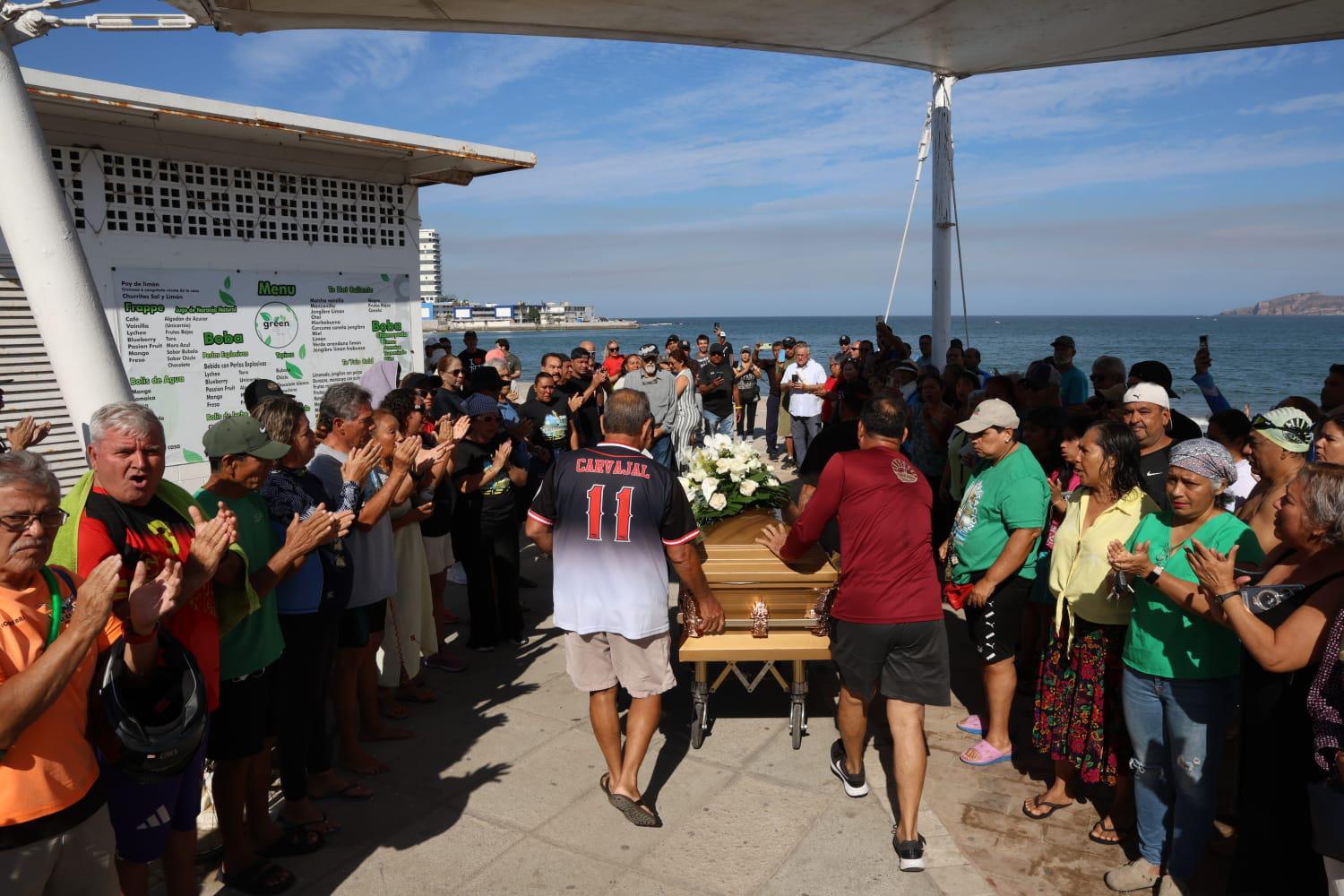 $!Entre aplausos y recuerdos, dan el último adiós a Eleazar Castro en Playa Norte