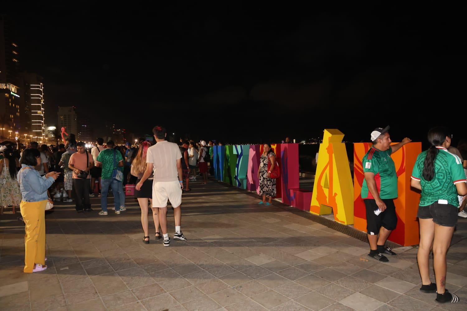 $!Mazatlán celebra con fiesta en el malecón triunfo de México ante Corea