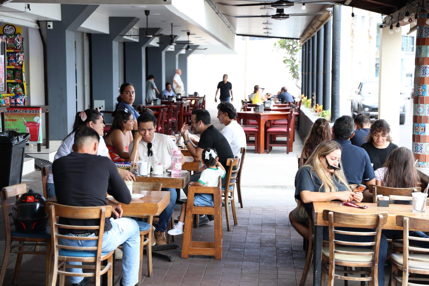 $!Registran restaurantes buena afluencia de comensales durante el Día del Padre en Mazatlán