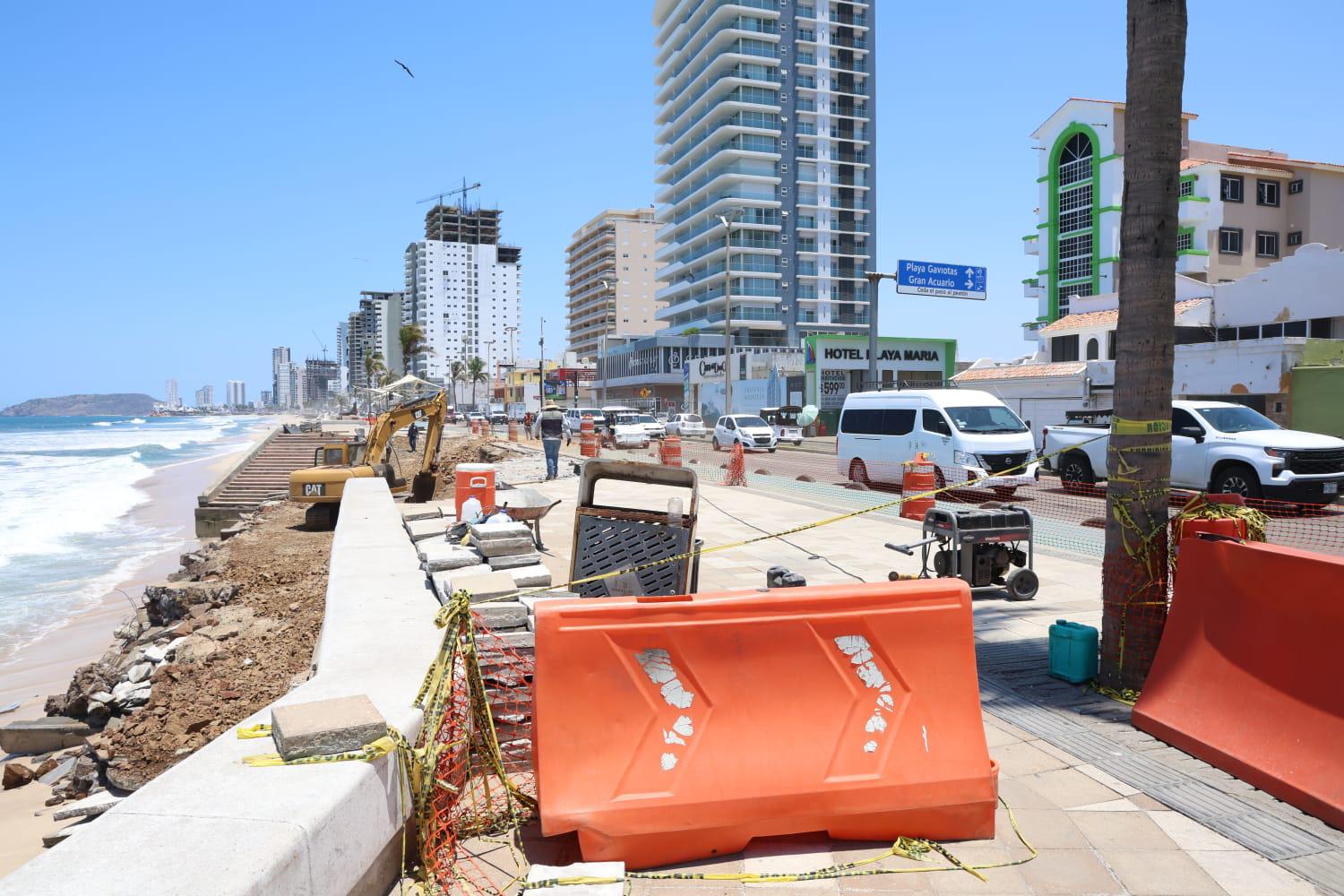 $!Avanzan trabajos de reparación en socavón del malecón de Mazatlán