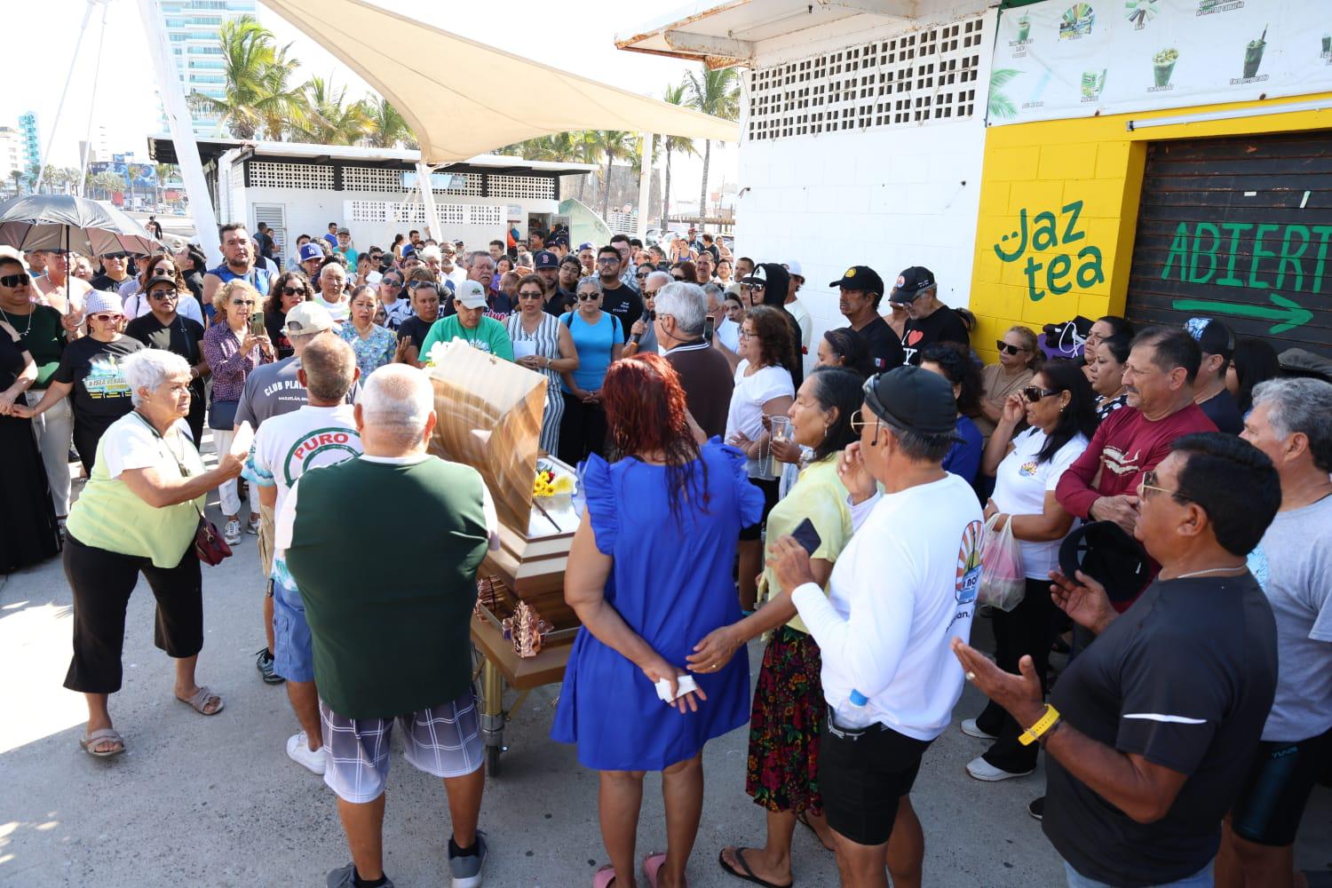 $!Entre aplausos y recuerdos, dan el último adiós a Eleazar Castro en Playa Norte