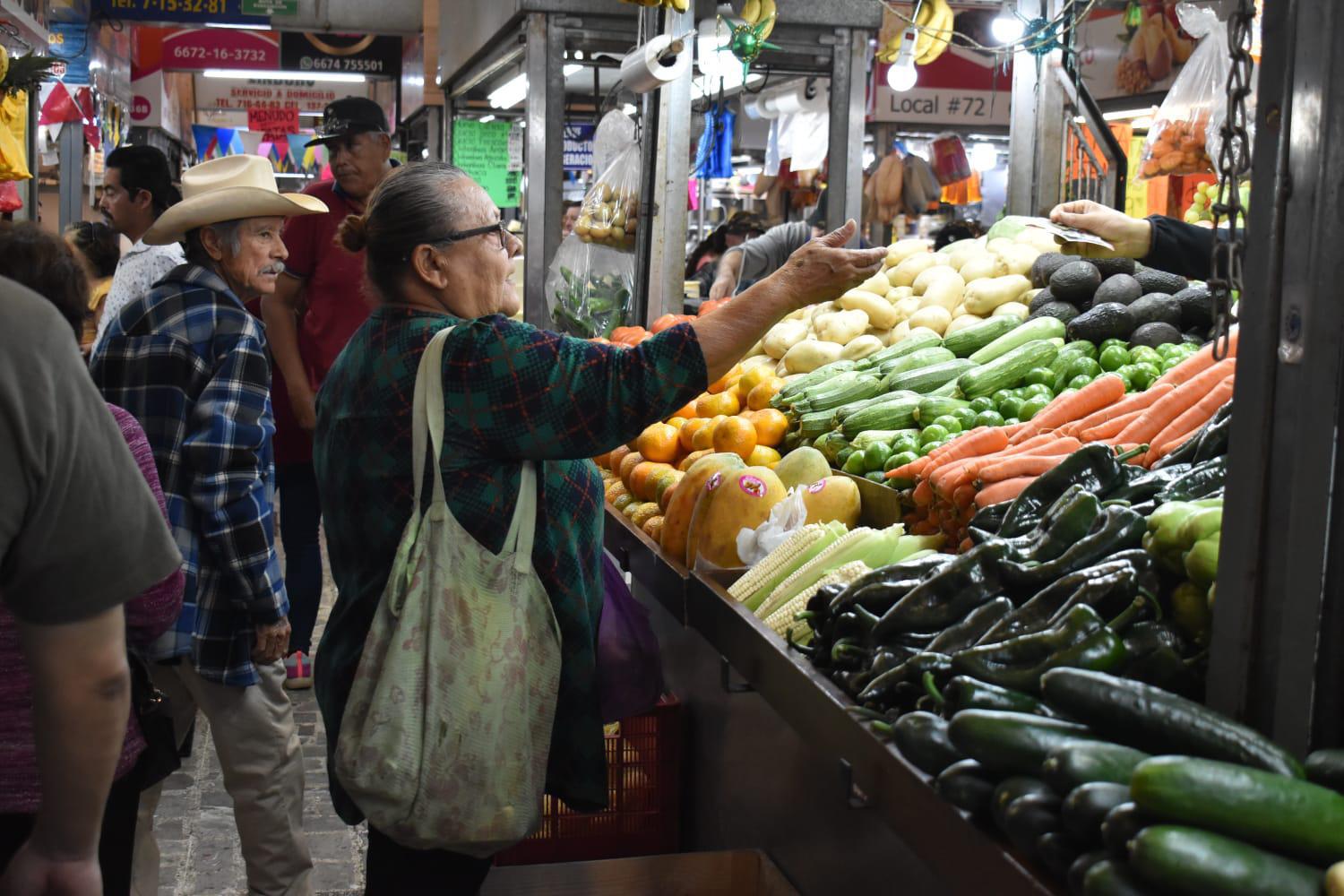 $!Vendedores de verdura en Culiacán reportan aumento en el precio del tomate