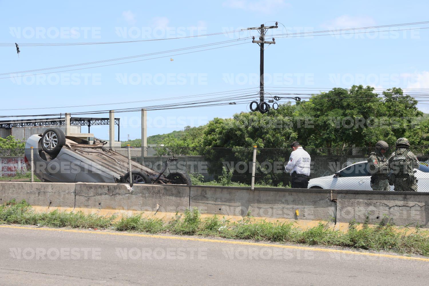 $!Auto vuelca tras chocar contra muro de contención de la carretera Internacional al sur, en Mazatlán