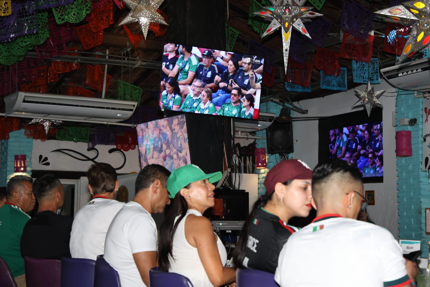 $!Sports bars de Mazatlán toman la delantera en asistencia previo al México vs. Corea del Sur