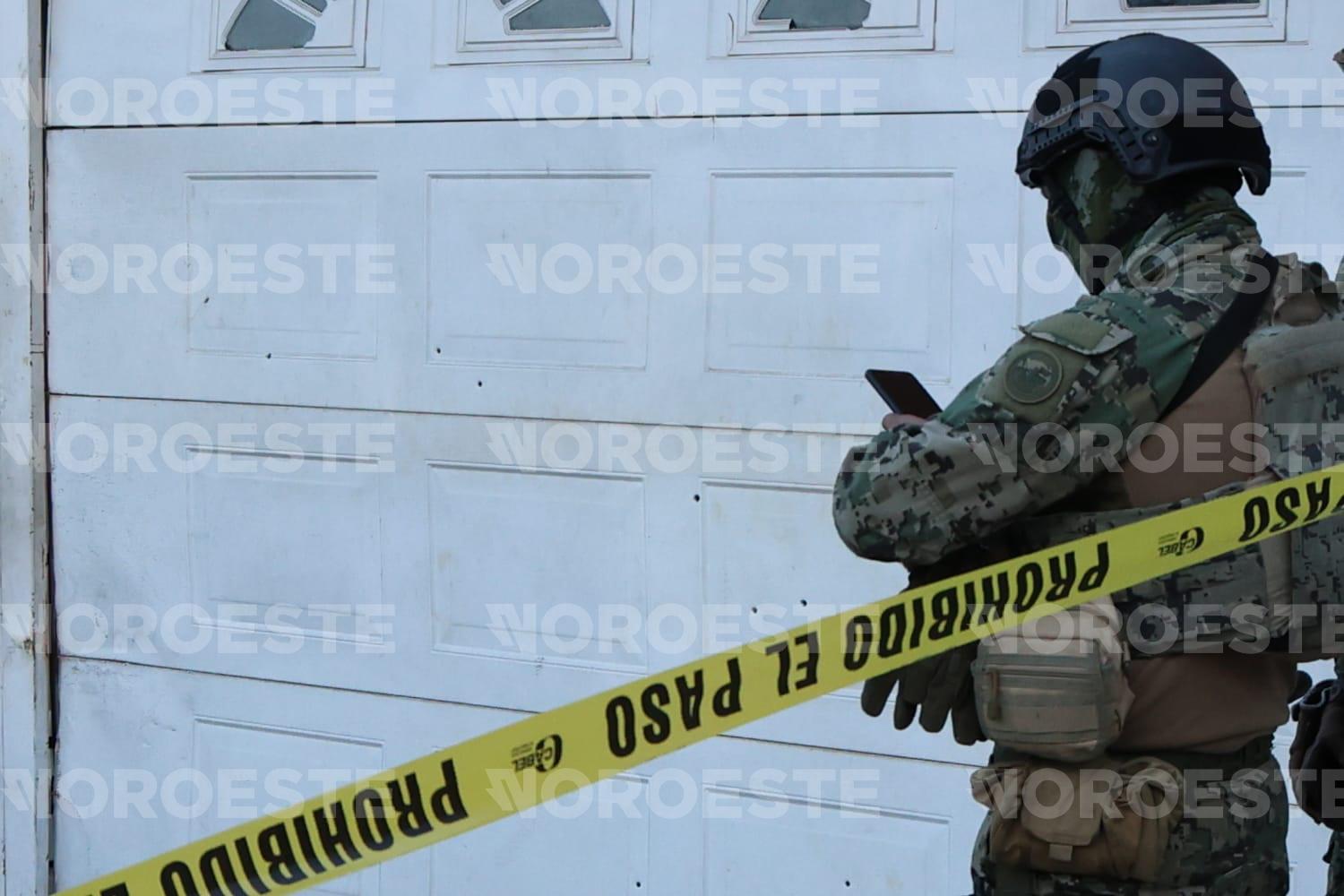$!Balean portón de una casa sobre la avenida Juan Pablo II en la colonia 20 de Noviembre, en Mazatlán