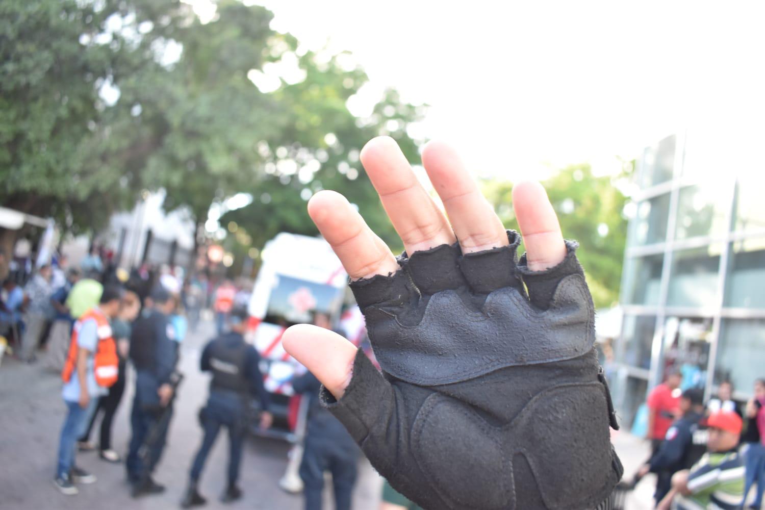 $!Amenazan policía y staff a fotoperiodista tras atentado a mujer en la Feria del Libro de Culiacán