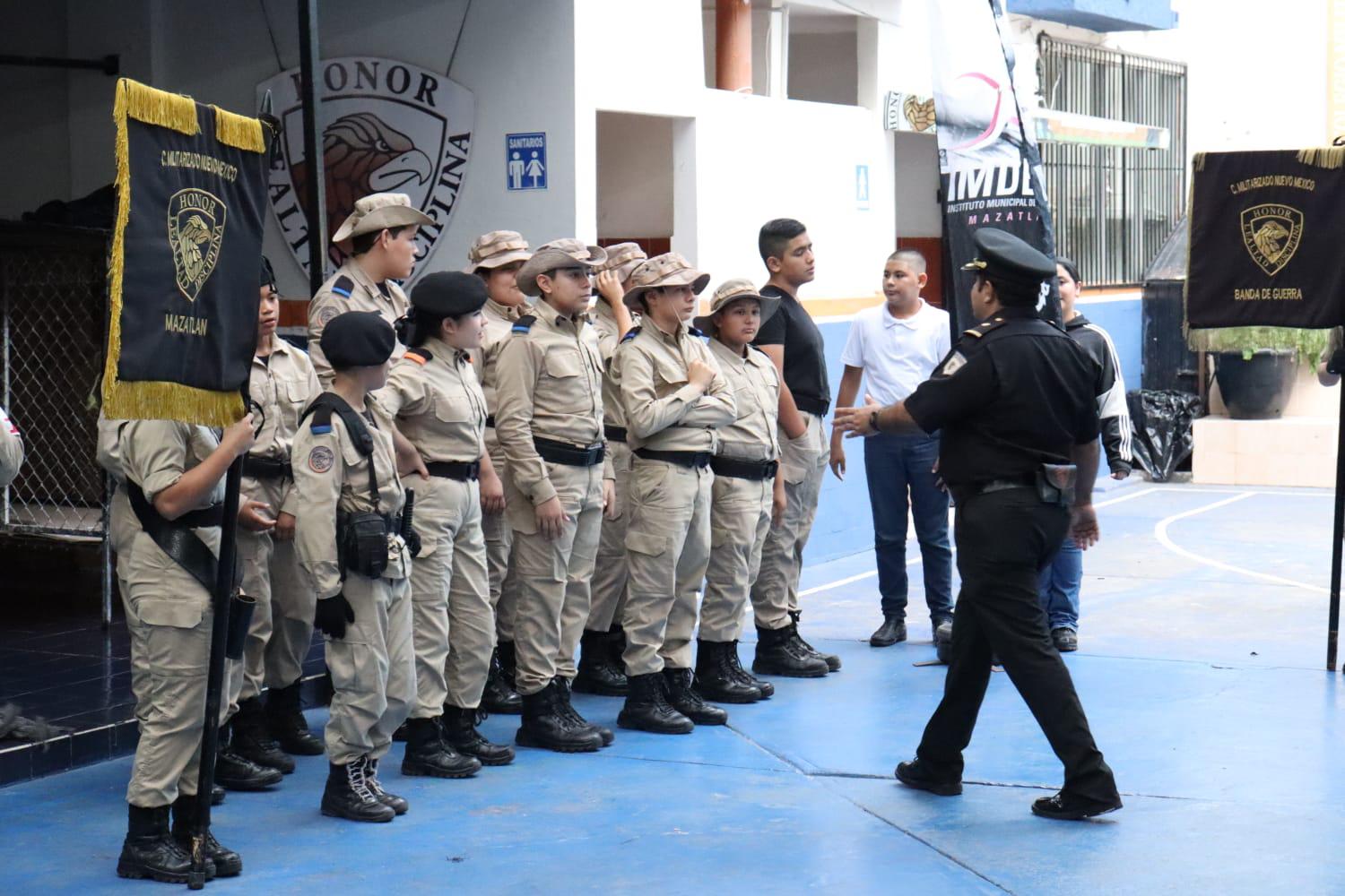 $!¡Honor a los campeones! Entregan material deportivo al Colegio Militarizado