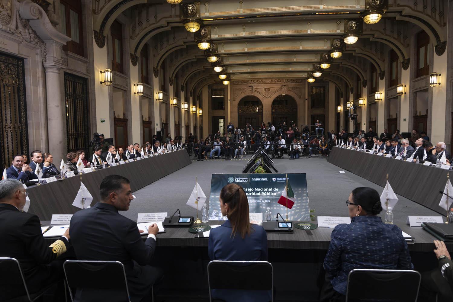 $!Sheinbaum pide a gobernadores ‘aterrizar’ estrategia nacional de seguridad