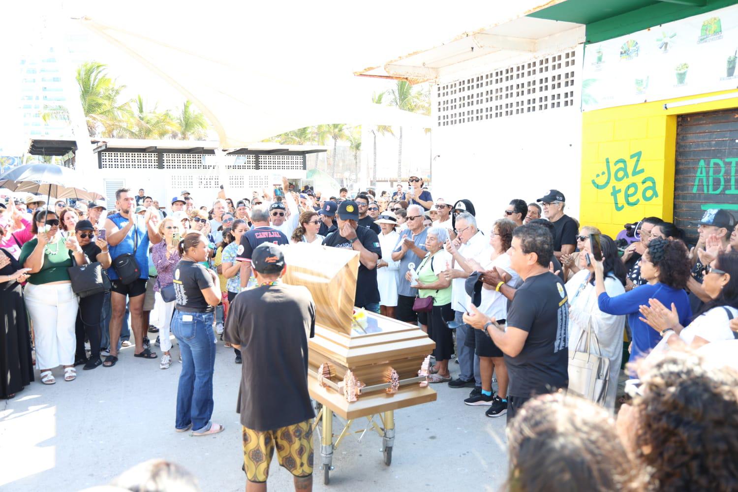 $!Entre aplausos y recuerdos, dan el último adiós a Eleazar Castro en Playa Norte