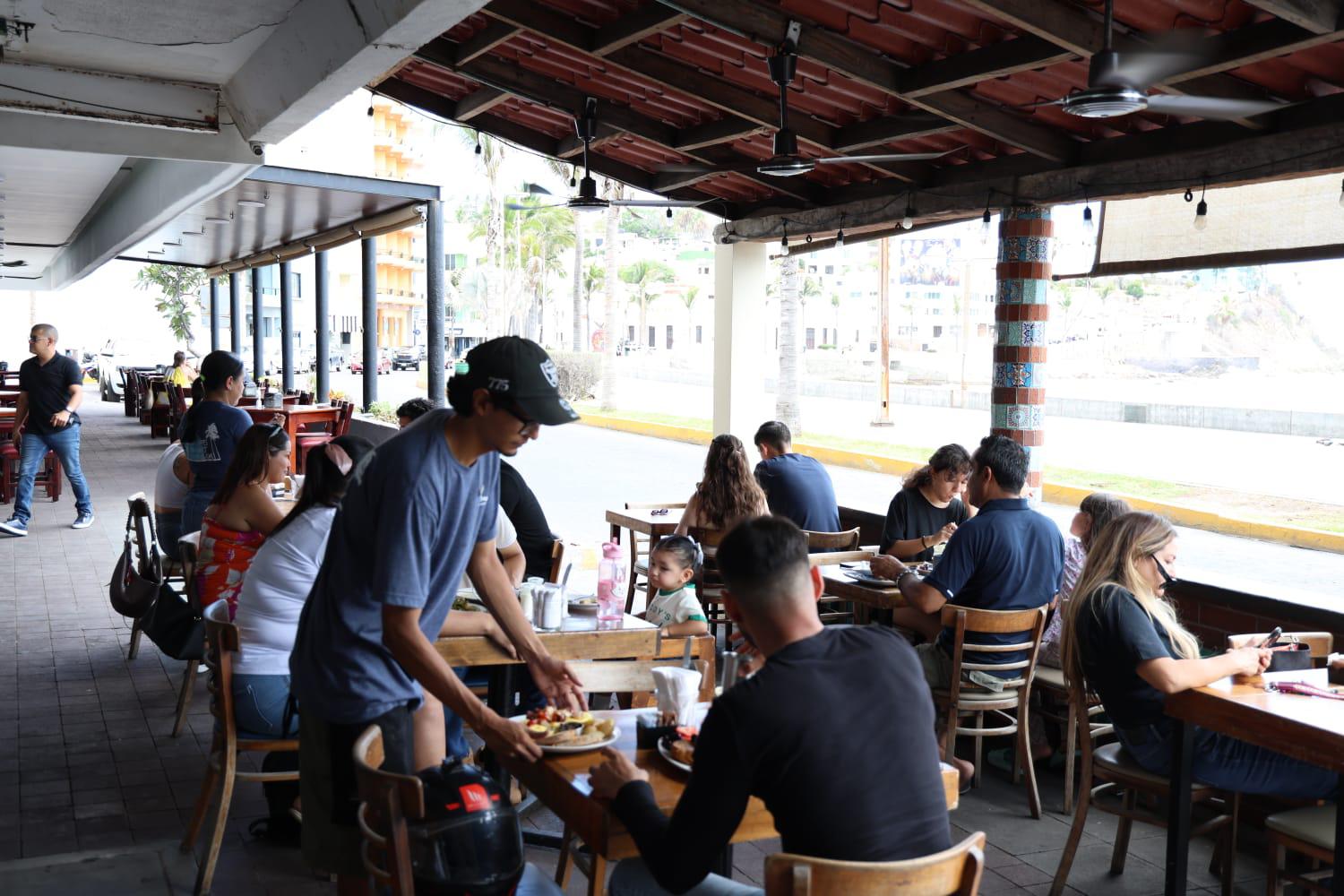 $!Registran restaurantes buena afluencia de comensales durante el Día del Padre en Mazatlán