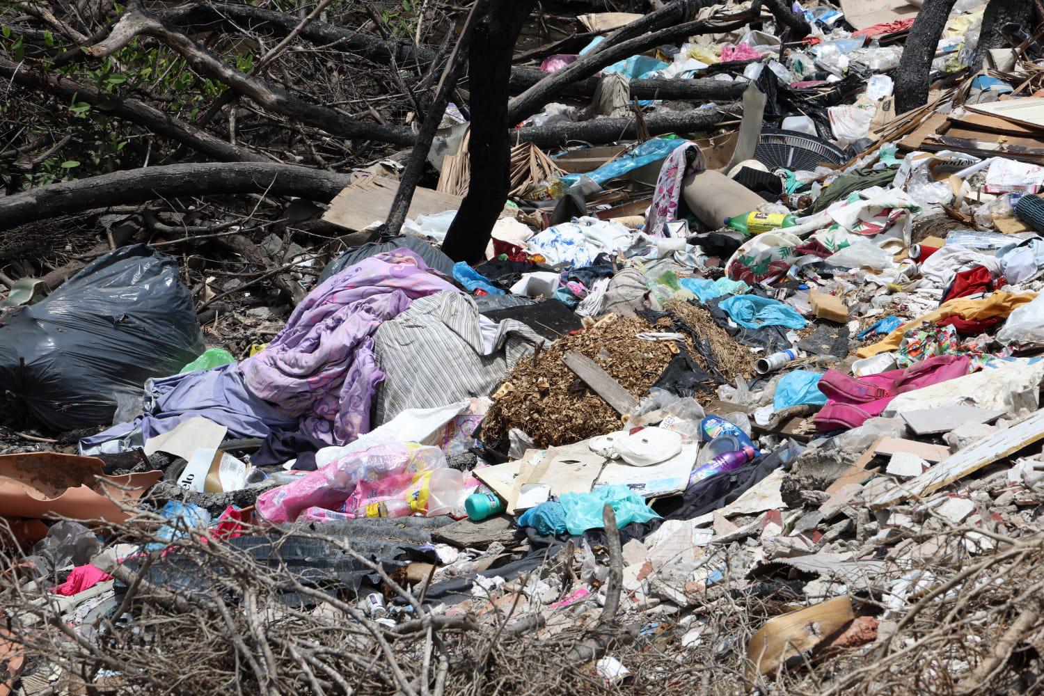 $!Tras las lluvias, estero del Infiernillo vuelve a cubrirse de basura en Mazatlán