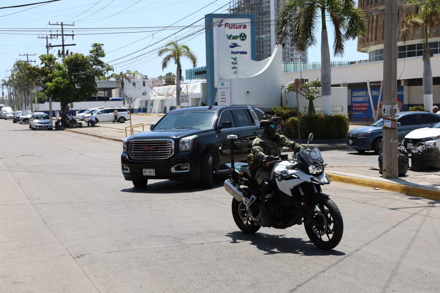 $!Trasladan al aeropuerto de Mazatlán restos de marino caído en ataque en la Picachos