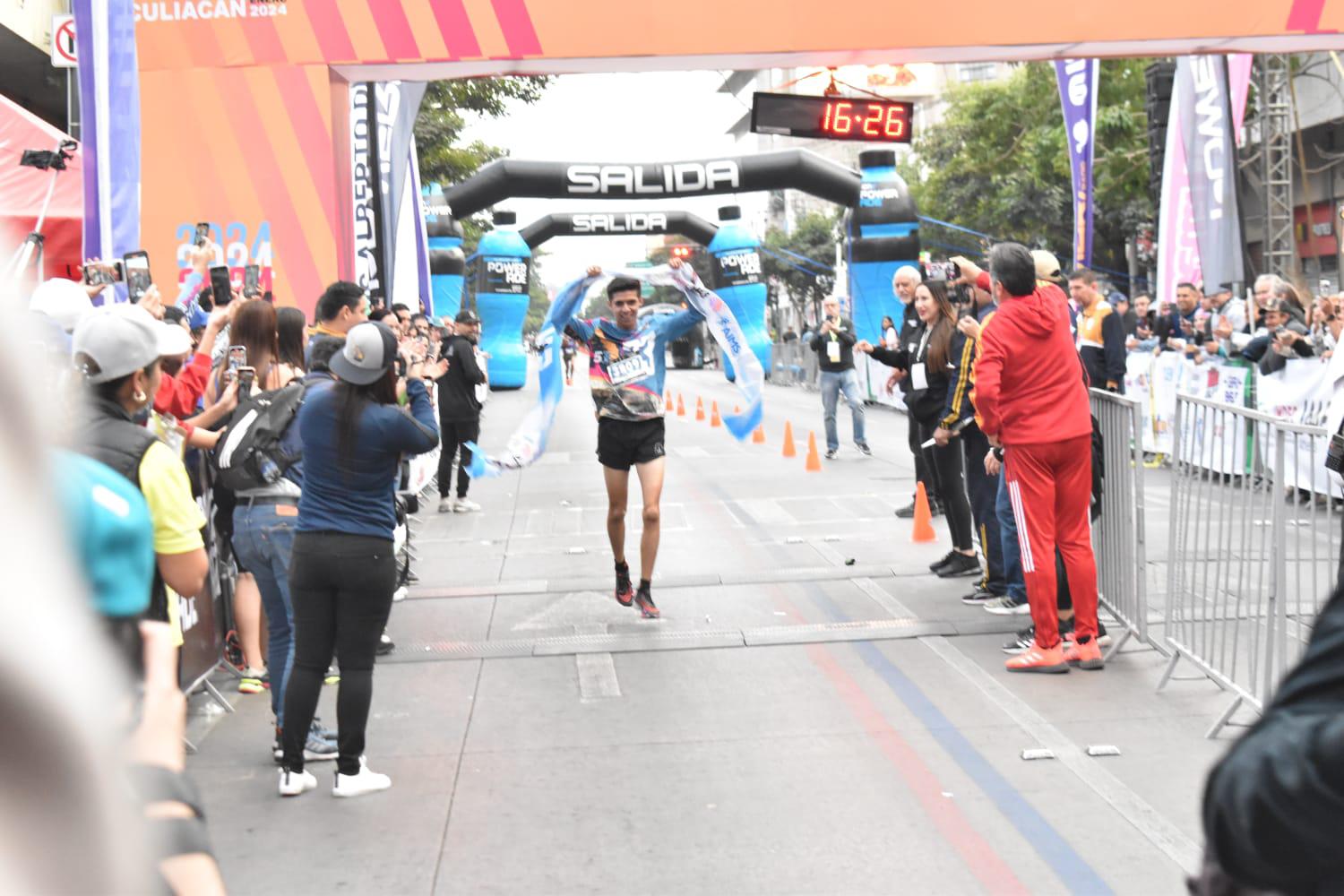 $!Irrumpe el escuinapense Roberto Medina en el Maratón Internacional de Culiacán