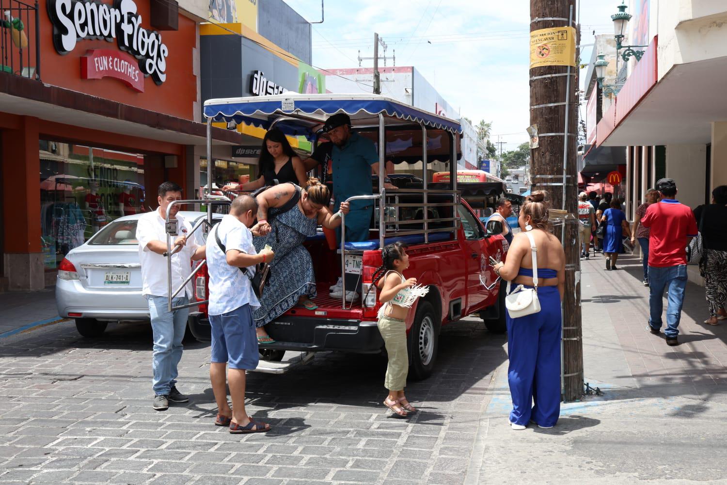 $!Muestra el Centro de Mazatlán una gran afluencia de visitantes durante el fin de semana