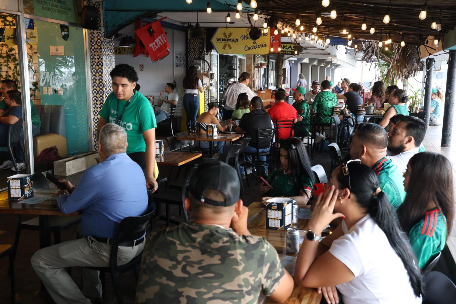 $!Se vacían las calles de Mazatlán para ver a México frente a Chequia
