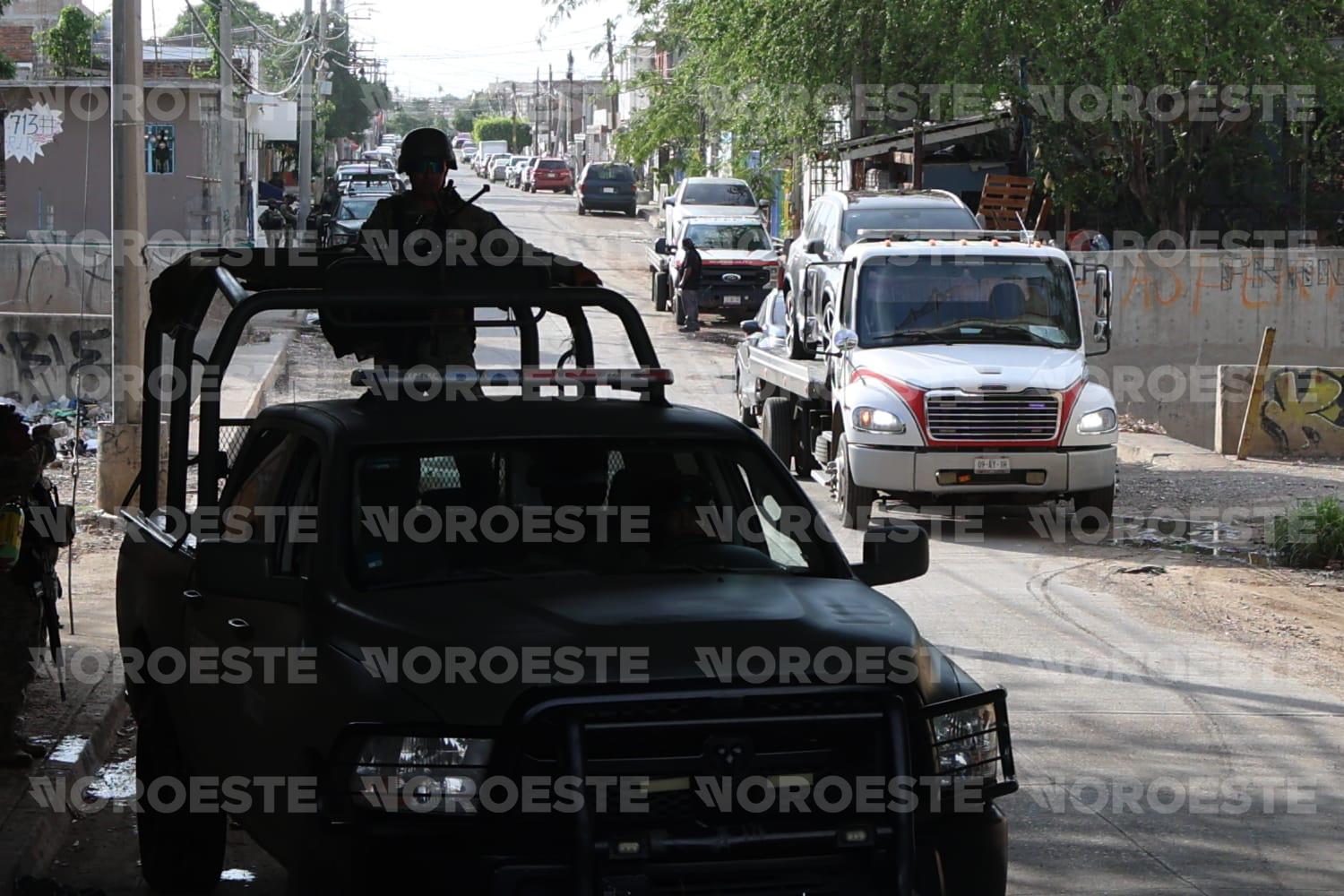 $!Aseguran taller y 3 camionetas durante operativo en la Lico Velarde, en Mazatlán