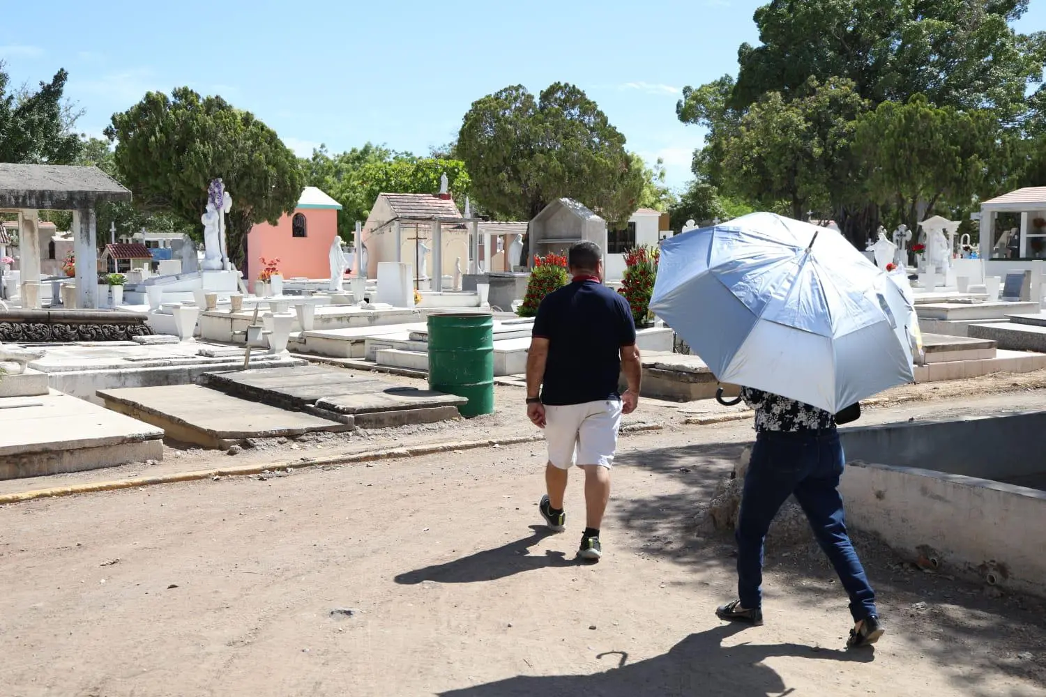 $!Panteones de Mazatlán comienzan a recibir visitantes previo al Día de las Madres