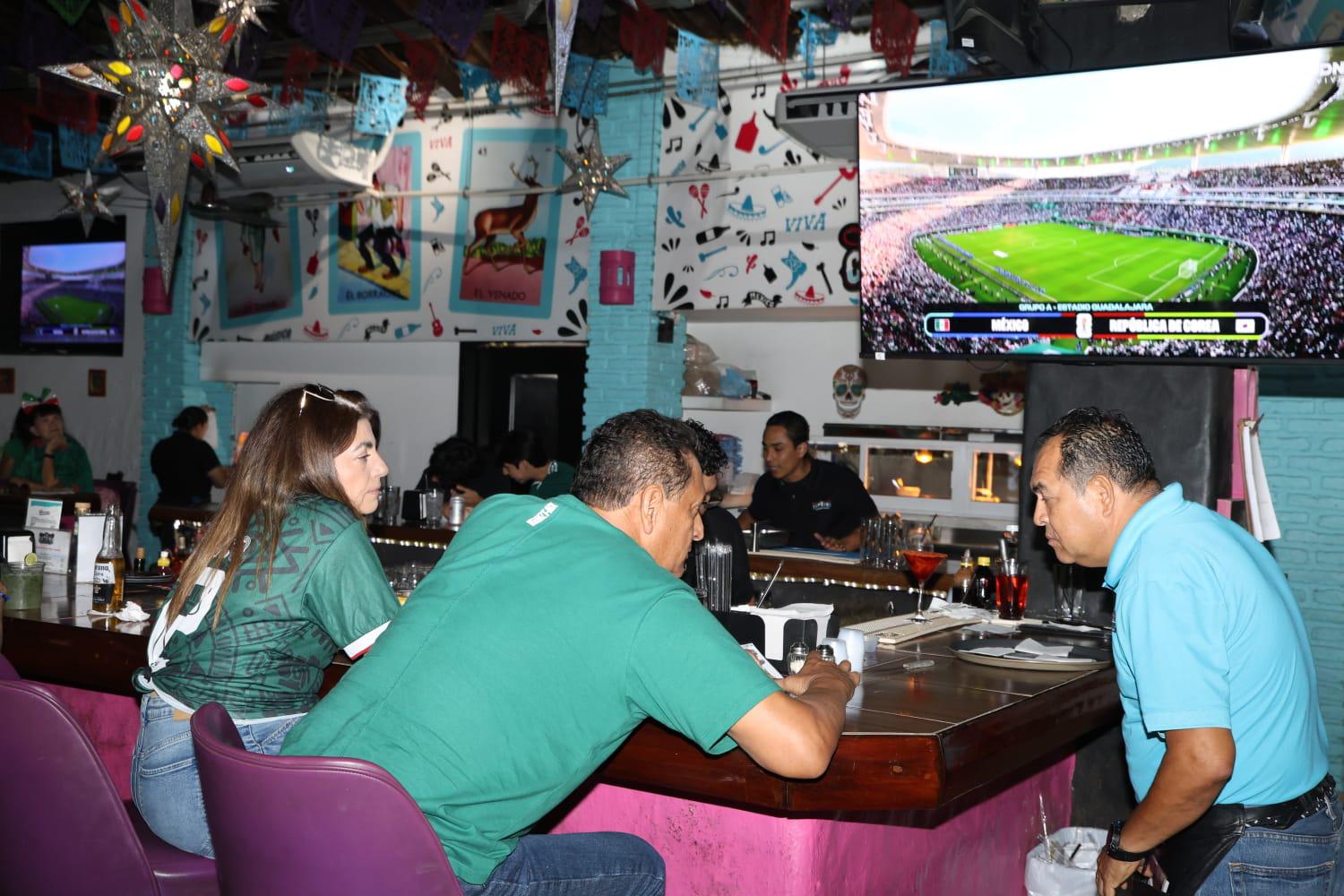 $!Sports bars de Mazatlán toman la delantera en asistencia previo al México vs. Corea del Sur