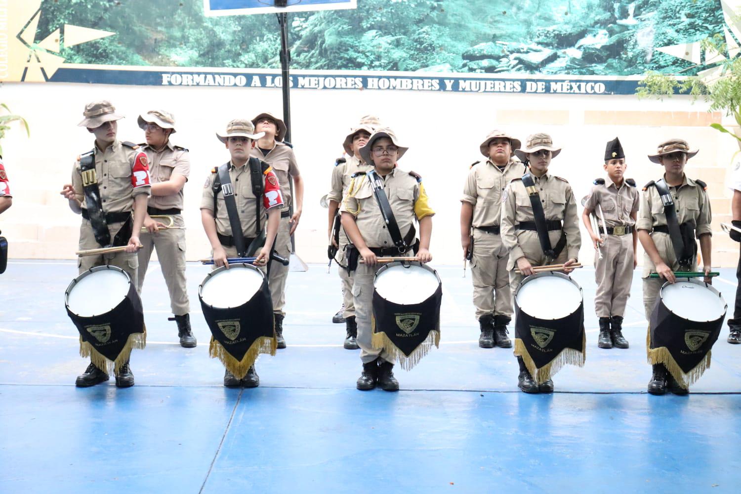 $!¡Honor a los campeones! Entregan material deportivo al Colegio Militarizado