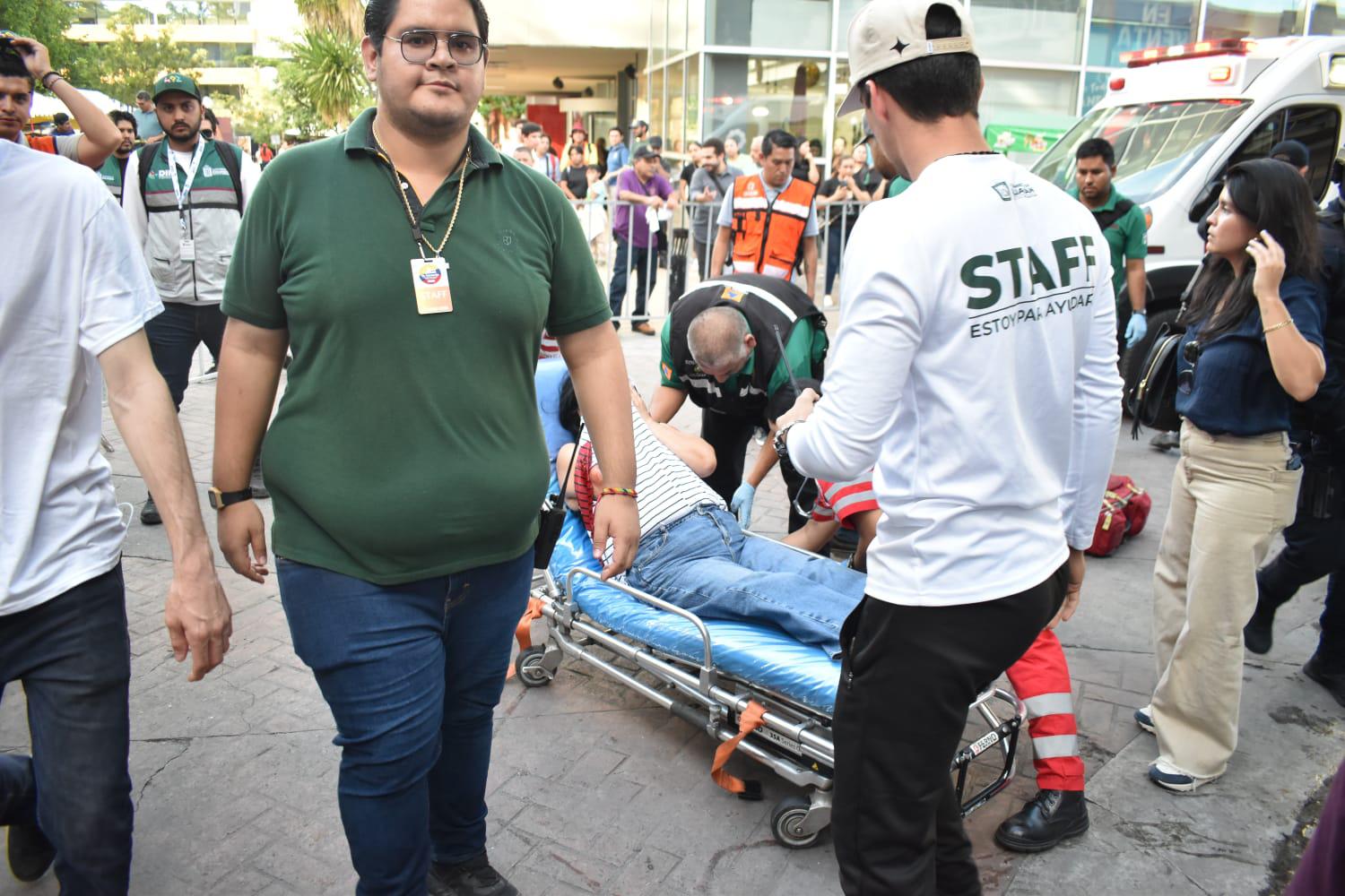 $!Amenazan policía y staff a fotoperiodista tras atentado a mujer en la Feria del Libro de Culiacán