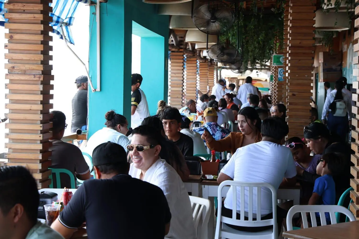 $!Registran restaurantes buena afluencia de comensales durante el Día del Padre en Mazatlán