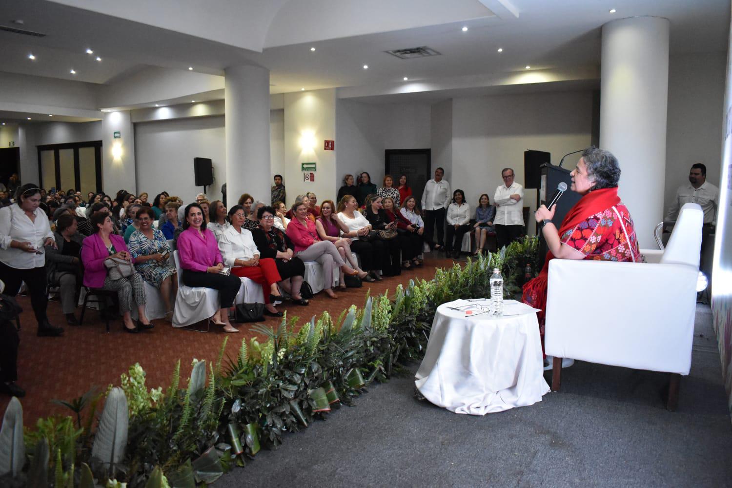 $!Beatriz Paredes da a conocer propuestas en diálogo con mujeres en Culiacán