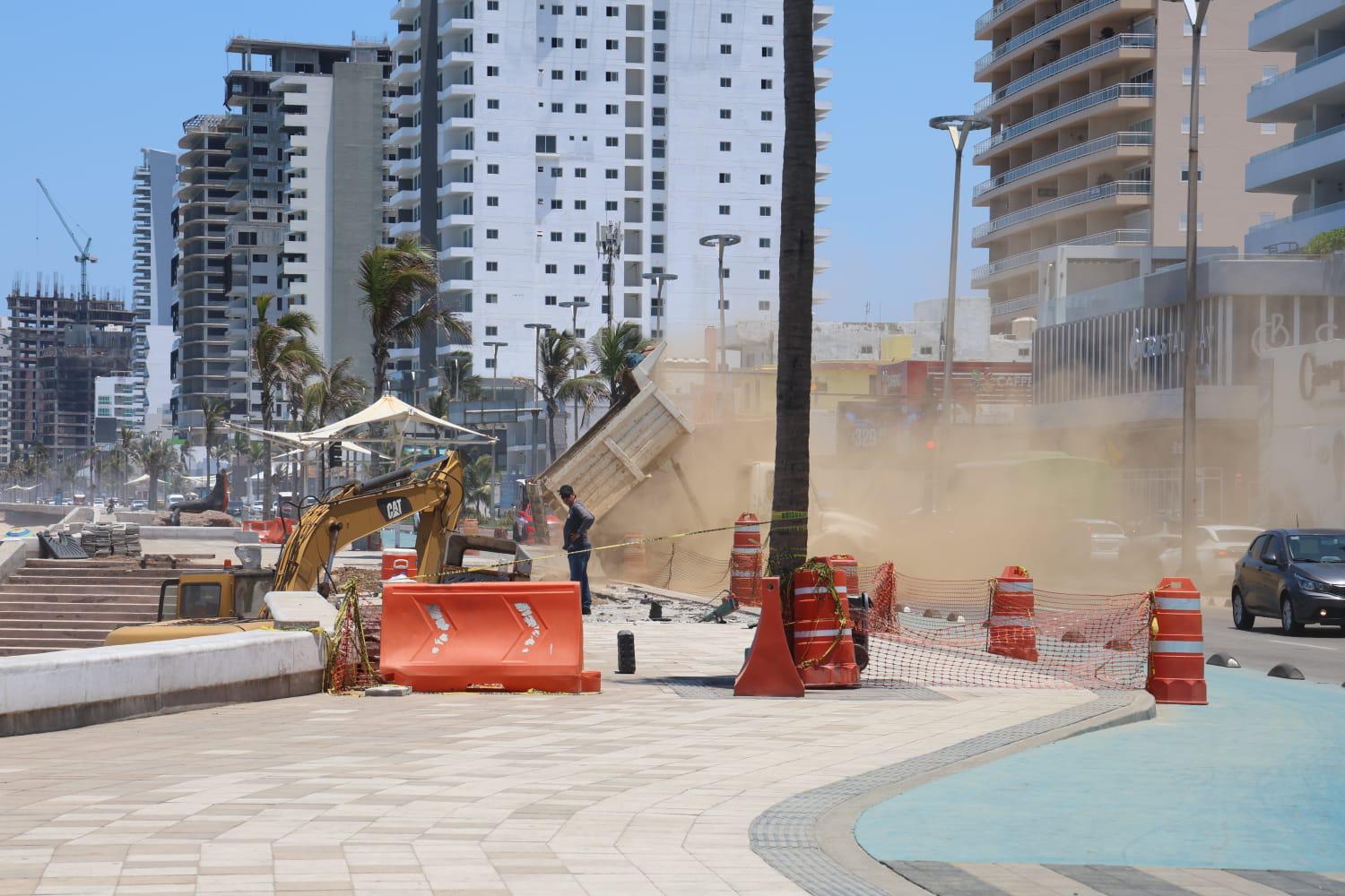 $!Avanzan trabajos de reparación en socavón del malecón de Mazatlán