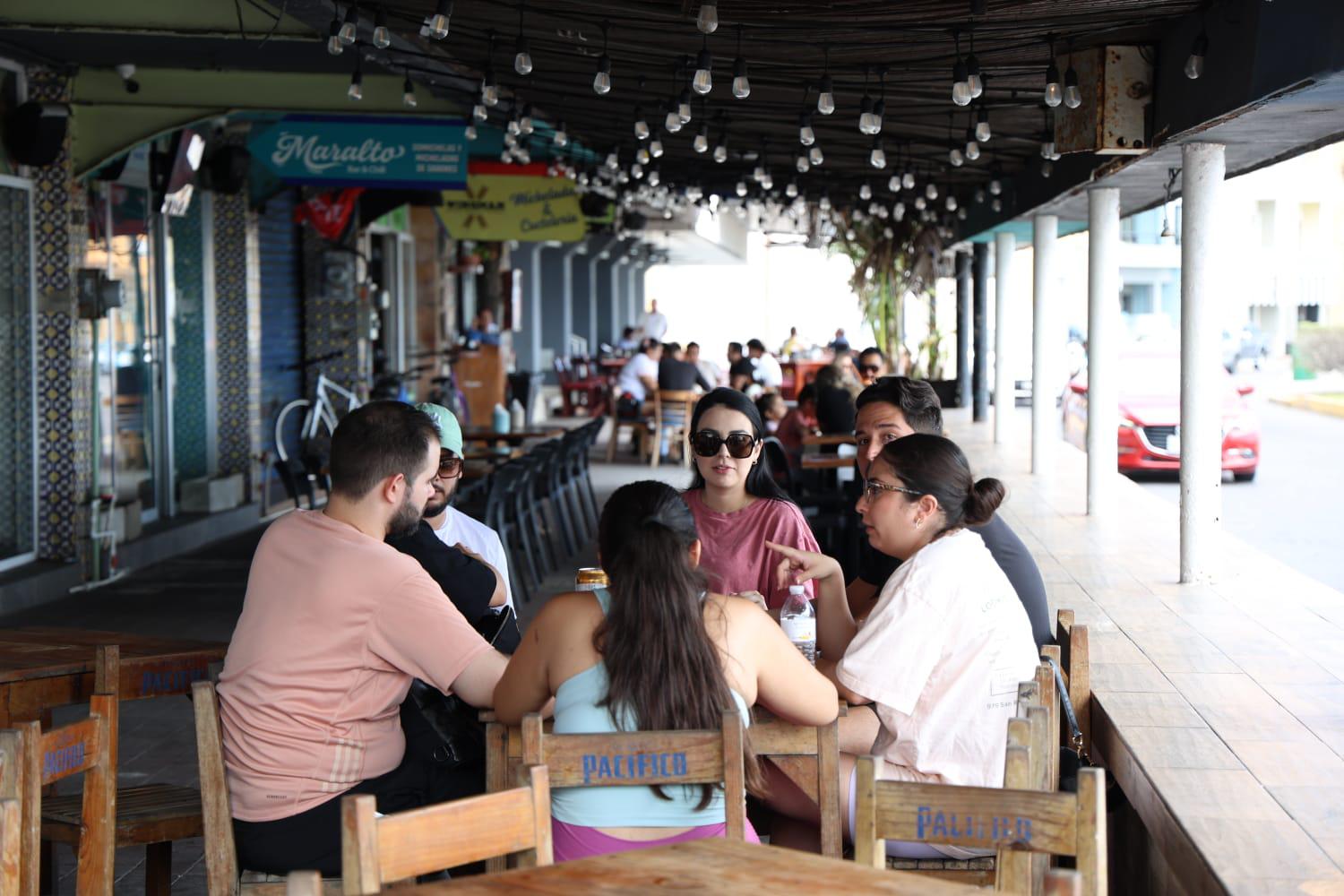 $!Registran restaurantes buena afluencia de comensales durante el Día del Padre en Mazatlán