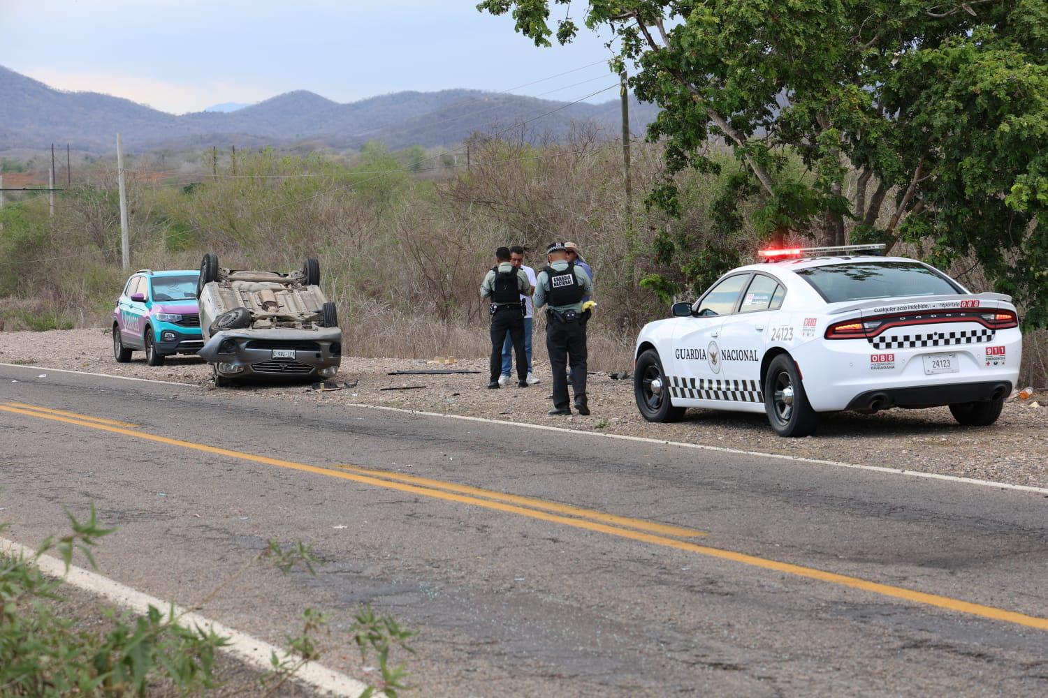 $!Vuelca auto en la carretera libre Mazatlán-Culiacán; hay dos lesionadas