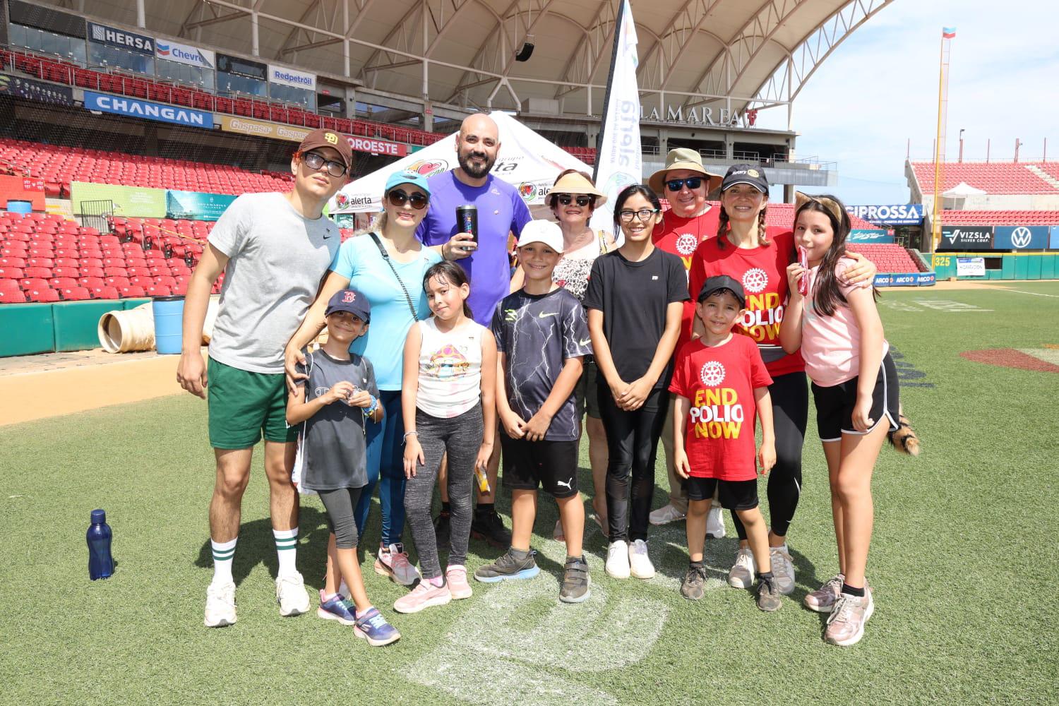 $!Niños, jóvenes y adultos participaron en la caminata organizada a beneficio de programas de apoyo social en Mazatlán.