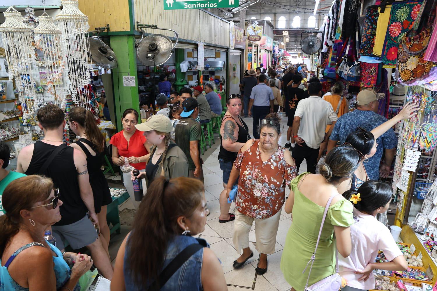 $!Muestra el Centro de Mazatlán una gran afluencia de visitantes durante el fin de semana