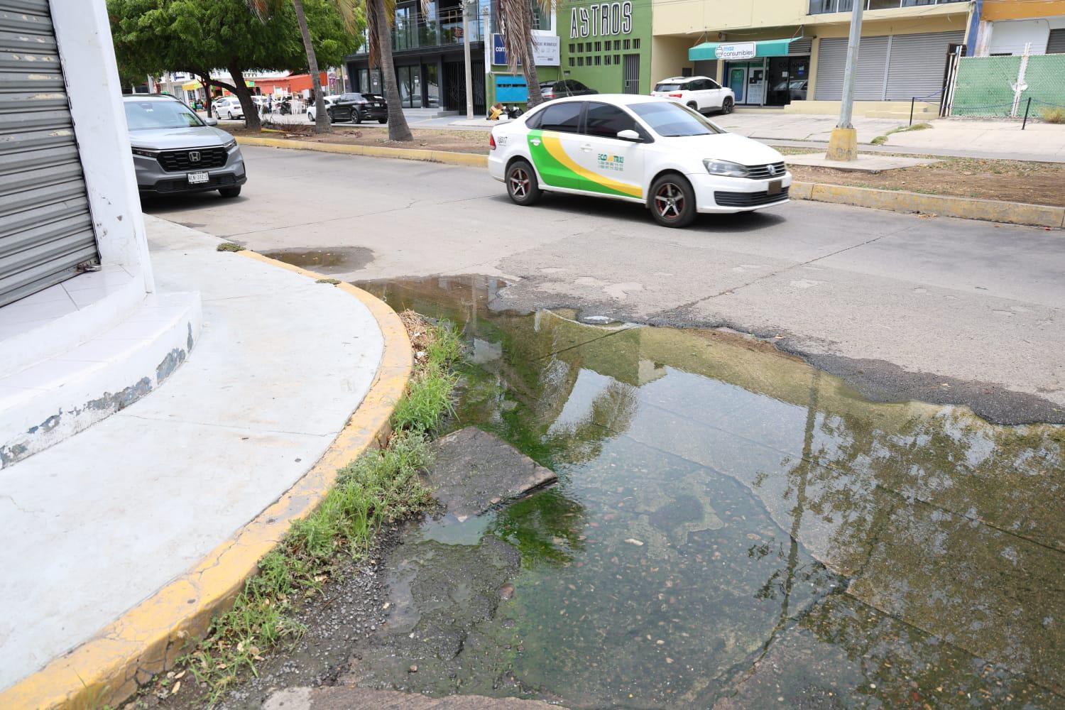 $!Exigen vecinos de la López Mateos, en Mazatlán solución a fugas de aguas negras
