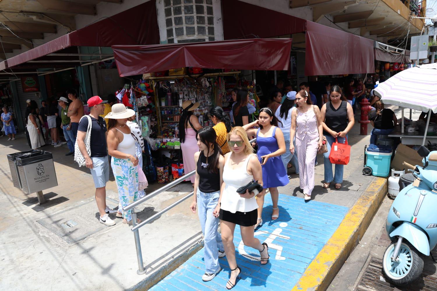 $!Muestra el Centro de Mazatlán una gran afluencia de visitantes durante el fin de semana