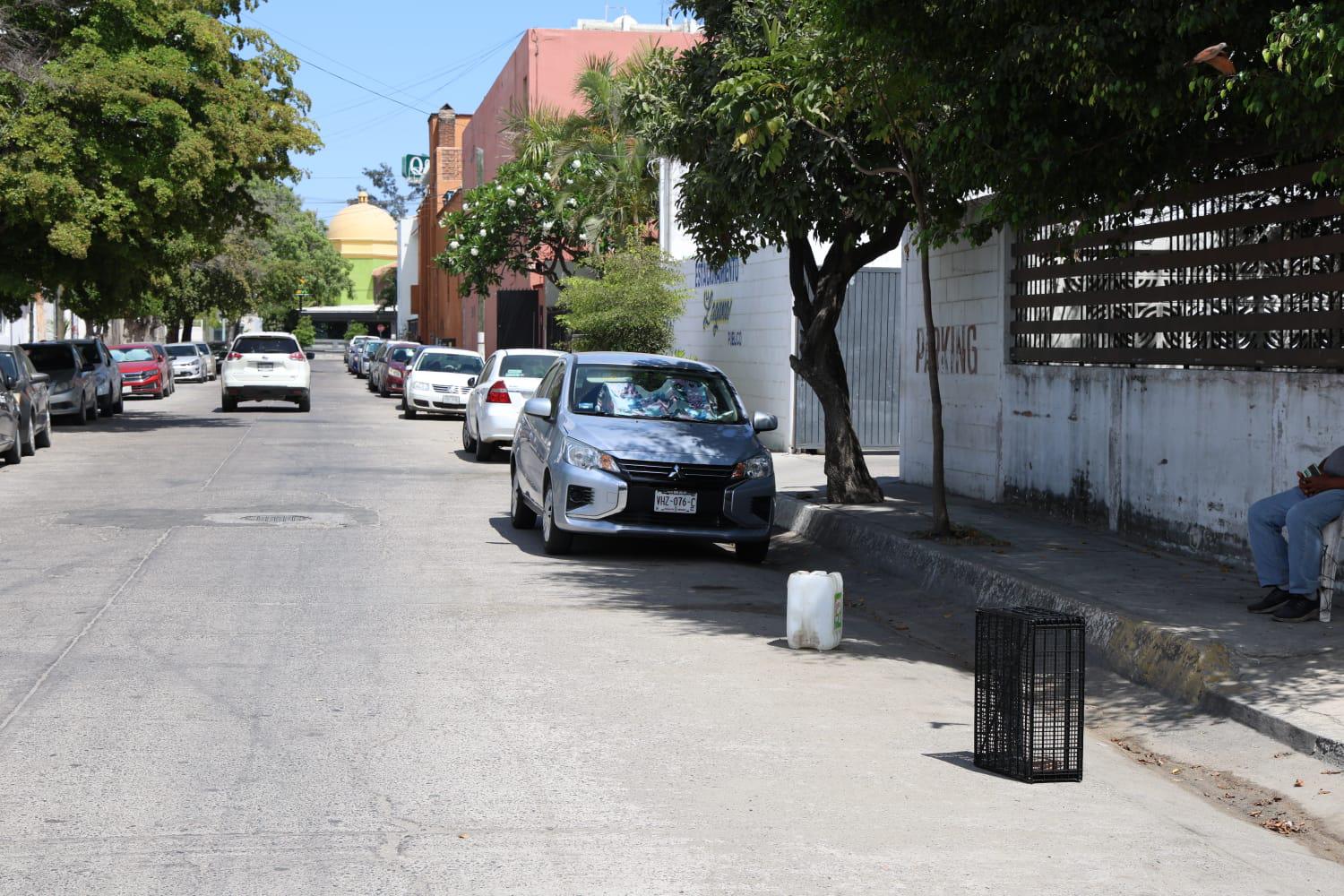 $!Reaparecen objetos para apartar estacionamiento en la Zona Dorada a un día de operativo