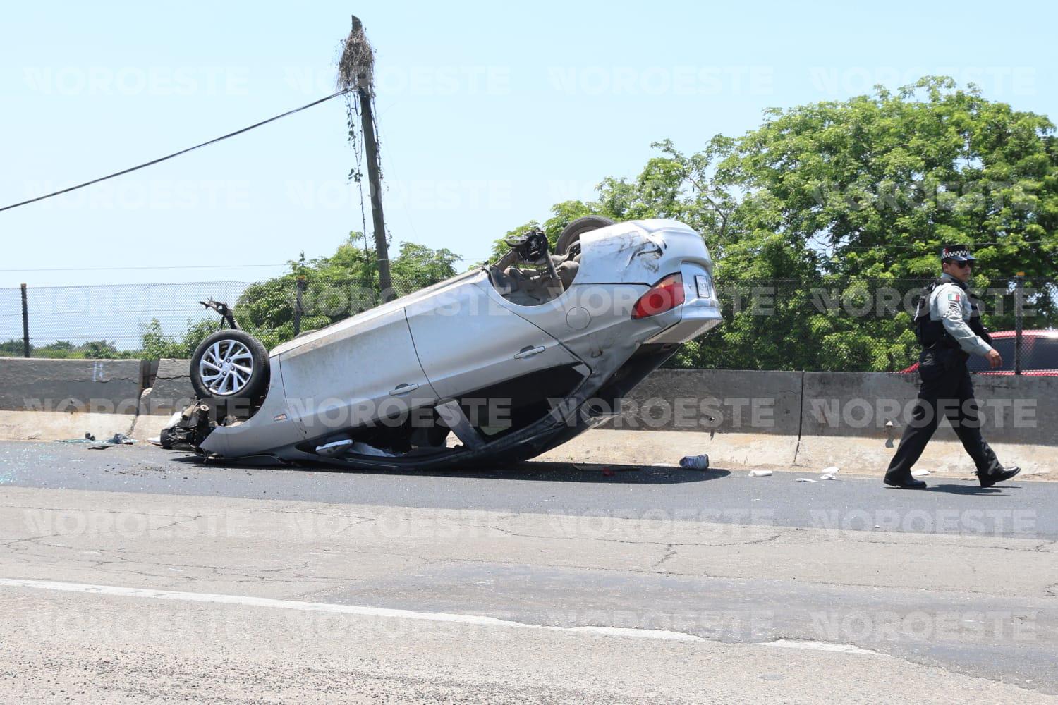 $!Auto vuelca tras chocar contra muro de contención de la carretera Internacional al sur, en Mazatlán