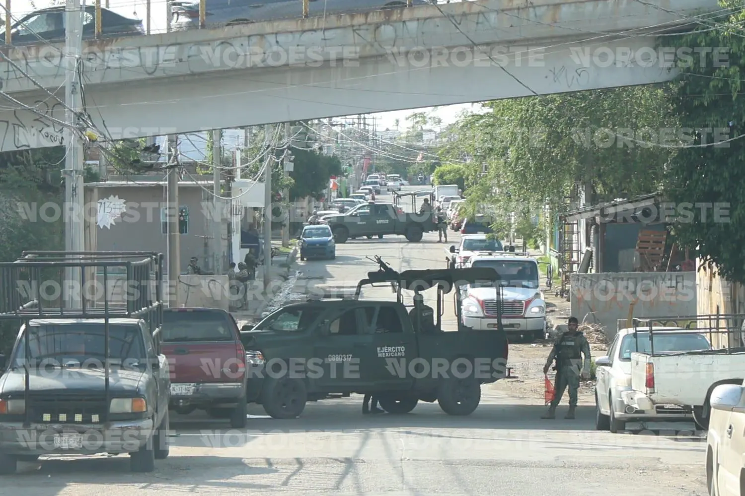 $!Aseguran taller y 3 camionetas durante operativo en la Lico Velarde, en Mazatlán