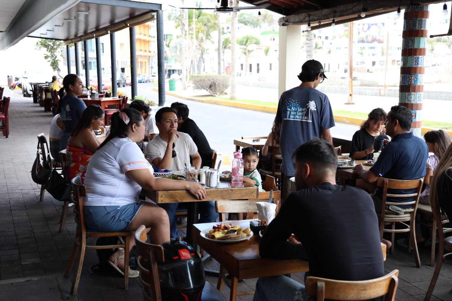 $!Registran restaurantes buena afluencia de comensales durante el Día del Padre en Mazatlán