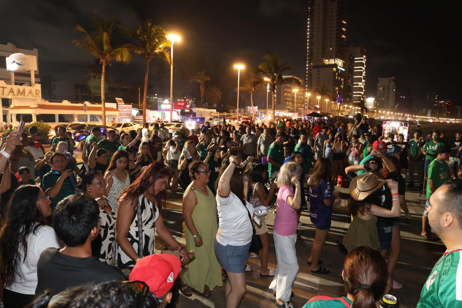 $!Mazatlán celebra con fiesta en el malecón triunfo de México ante Corea