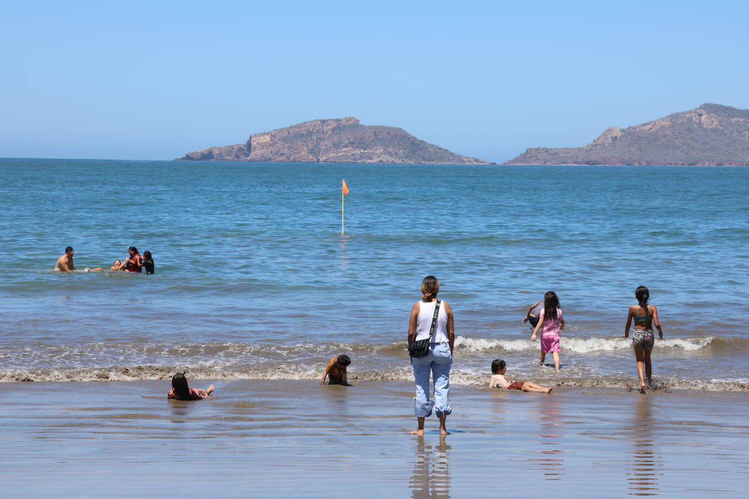 $!Disminuyen quemadores, pero persiste oleaje en playas de Mazatlán; llaman a extremar precauciones