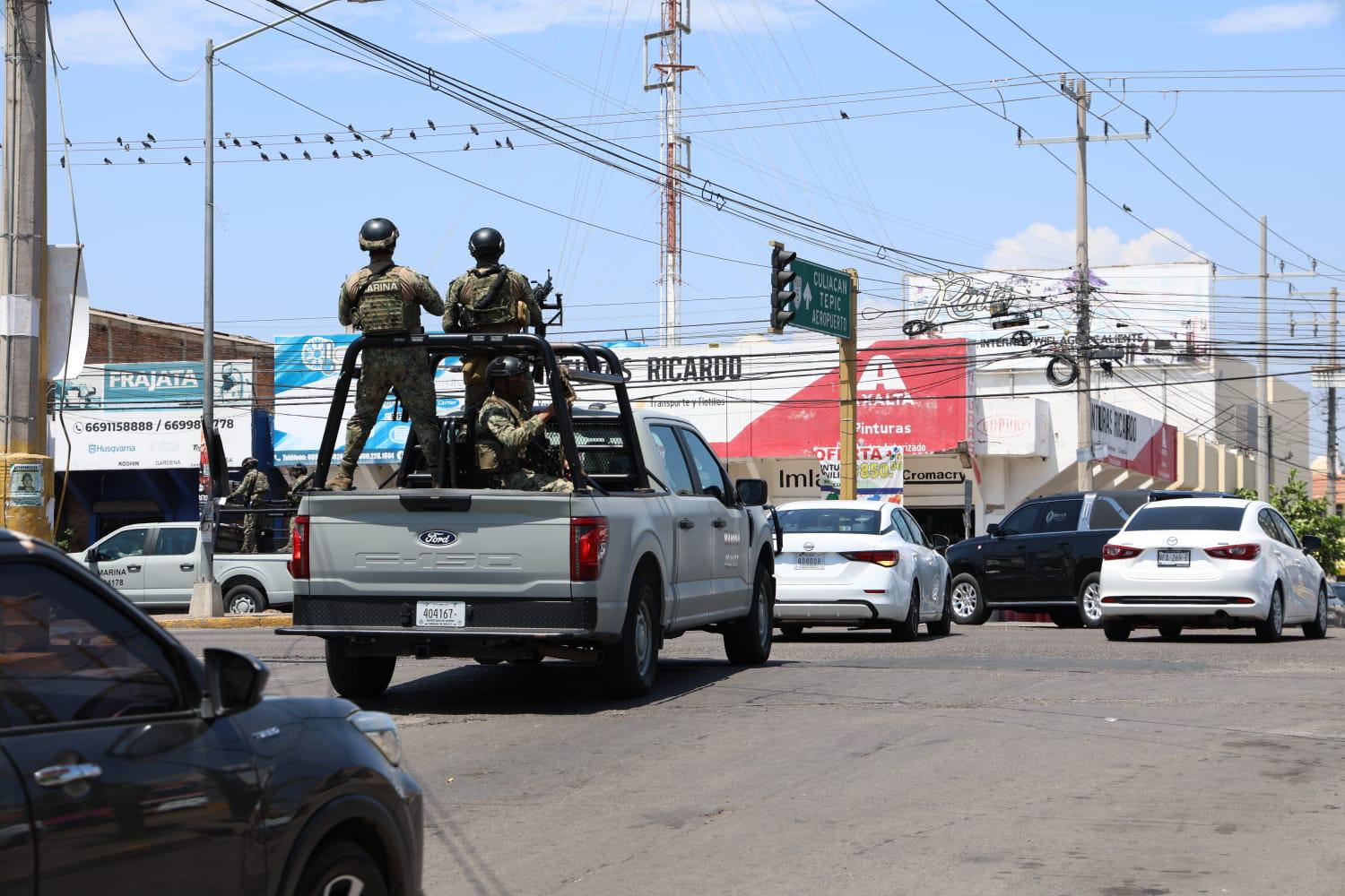 $!Trasladan al aeropuerto de Mazatlán restos de marino caído en ataque en la Picachos