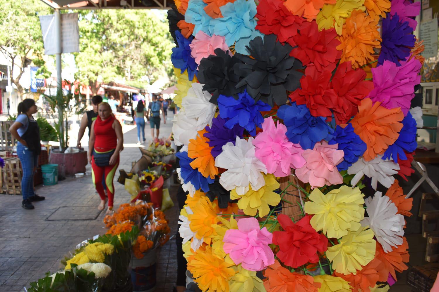 $!Mónica inmortaliza su tradición familiar en arreglos florales que decoran los panteones de Culiacán
