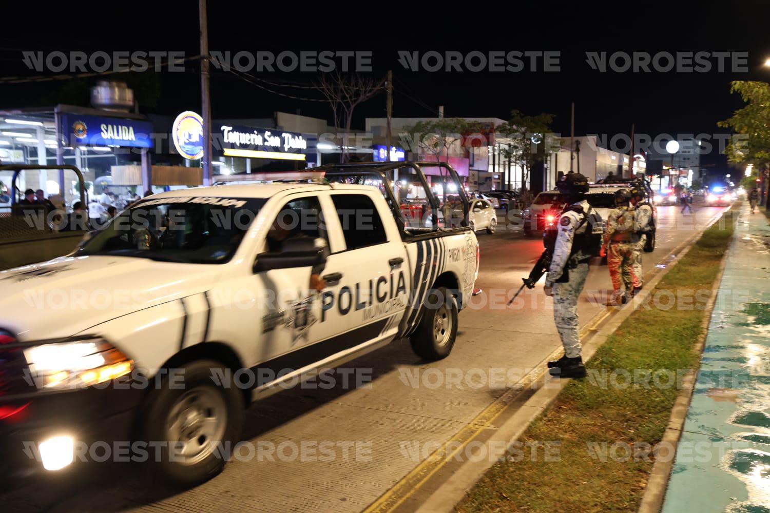 $!Intento de despojo de un auto y reporte de disparos alteran el orden en la Zona Dorada, en Mazatlán