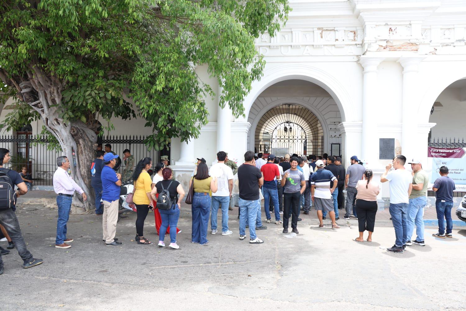 $!Suspende SAT atención a contribuyentes tras manifestación en sus instalaciones por altos cobros de luz en Mazatlán
