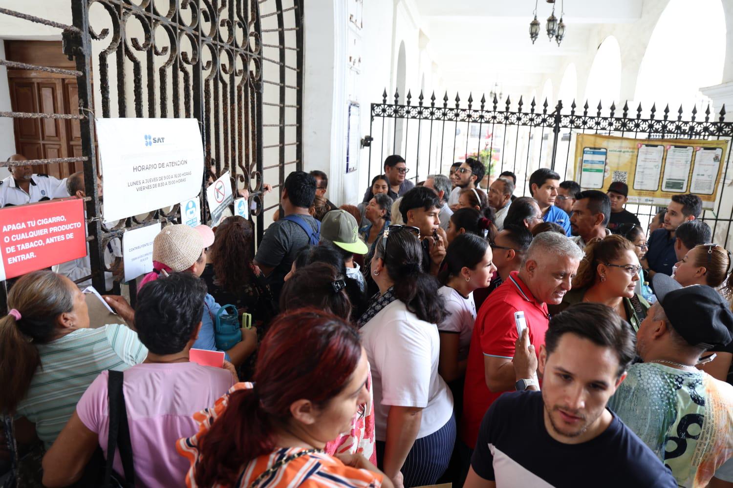 $!Suspende SAT atención a contribuyentes tras manifestación en sus instalaciones por altos cobros de luz en Mazatlán