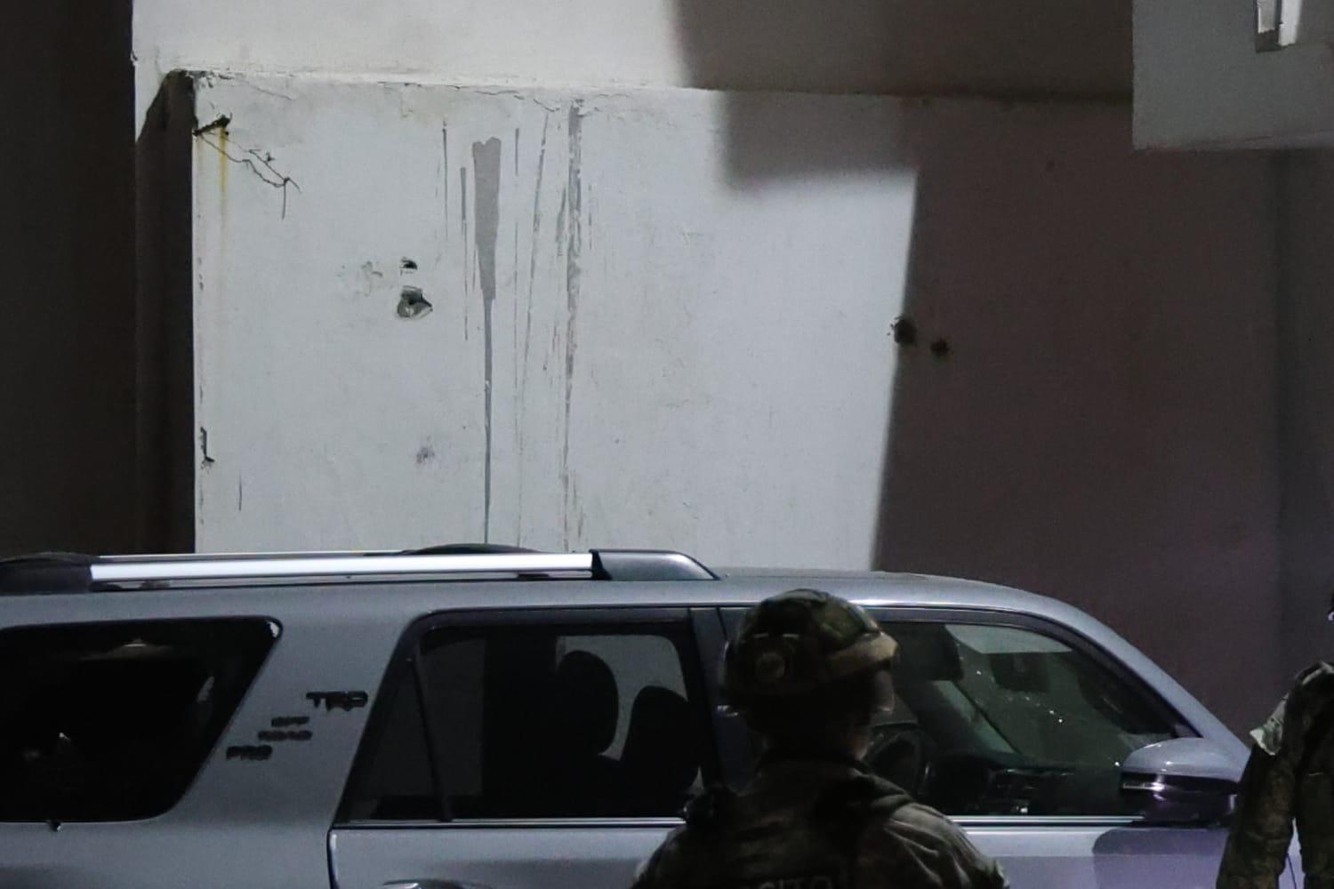 $!Con disparos y explosivo atacan edificio y camioneta estacionada en la colonia Jaripillo de Mazatlán